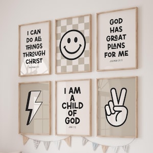 Puede incluir: Un letrero de madera rústica con el texto "Welcome to our home" en letras blancas. El letrero presenta un acabado envejecido y un diseño sencillo y acogedor, perfecto para un porche o entrada.