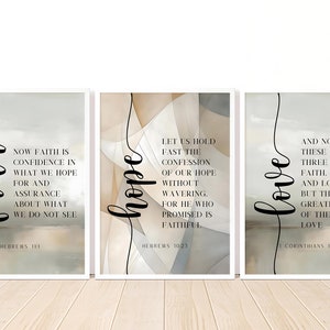 Puede incluir: Tres impresiones de arte de pared imprimibles con fondos abstractos en tonos grises y blancos. Cada impresión presenta una palabra diferente: "fe", "esperanza" y "amor". Cada impresión también incluye un versículo bíblico relacionado con la palabra.