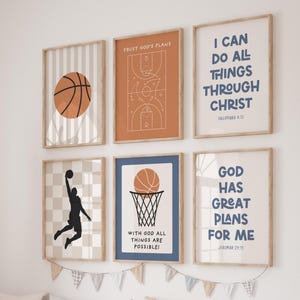 Peut inclure: Six affiches encadrées sur le thème du basketball. Les impressions présentent des ballons de basket, un schéma de terrain de basket, une silhouette de joueur de basket-ball et des citations inspirantes en texte bleu. Les cadres sont marron clair.