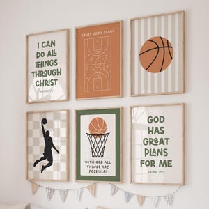 Peut inclure: Six affiches encadrées sur le thème du basketball. Les impressions présentent des ballons de basket, un schéma de terrain de basket et des citations inspirantes telles que "I CAN DO ALL THINGS THROUGH CHRIST" et "GOD HAS GREAT PLANS FOR ME."