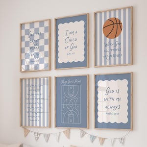 Puede incluir: Un conjunto de seis impresiones artísticas enmarcadas con citas inspiradoras. Las impresiones presentan patrones azules y blancos, una pelota de baloncesto y texto escrito a mano. Los marcos son de madera clara, con temática religiosa.