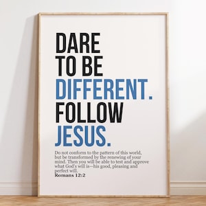Puede incluir: Una lámina enmarcada con el texto en negro y azul DARE TO BE DIFFERENT. FOLLOW JESUS. Debajo del texto principal se encuentra el pasaje bíblico en negro: Do not conform to the pattern of this world, but be transformed by the renewing of your mind. Then you will be able to test and approve what God's will is—his good, pleasing and perfect will. Romans 12:2.