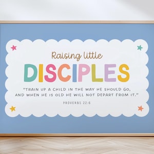 Puede incluir: Un cuadro enmarcado con las palabras "Raising little DISCIPLES" en letras coloridas. El texto incluye una cita de Proverbios 22:6, sobre un fondo azul claro con un borde festoneado blanco y acentos de estrellas. El marco es de color madera clara.