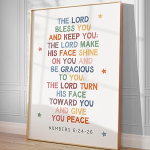 Könnte beinhalten: Ein gerahmter Wandkunstdruck mit dem Text "THE LORD BLESS YOU AND KEEP YOU; THE LORD MAKE HIS FACE SHINE ON YOU AND BE GRACIOUS TO YOU; THE LORD TURN HIS FACE TOWARD YOU AND GIVE YOU PEACE. NUMBERS 6:24-26" in mehrfarbiger Schrift.