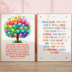 Peut inclure: Deux impressions d'art mural imprimables avec une illustration d'arbre coloré et un texte inspirant. L'impression de gauche présente un arbre arc-en-ciel avec le texte "Le royaume des cieux est semblable à une graine de moutarde, qu'un homme prit et sema dans son champ, bien qu'elle soit la plus petite de toutes les graines, cependant, lorsqu'elle pousse, elle est la plus grande des plantes du jardin et devient un arbre de sorte que les oiseaux viennent et se perchent sur ses branches. Matthieu 13:31-32". L'impression de droite présente le texte "En ce moment, tu es comme une petite graine, mais avec Dieu, tu peux grandir en un arbre fort et puissant pour sa gloire. Ouvre ton cœur à lui, fais confiance à son plan, et il fera des choses incroyables en toi !"