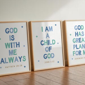Puede incluir: Tres impresiones enmarcadas con citas inspiradoras. Cada impresión tiene un marco de madera clara y presenta texto en azul y verde, con acentos de estrellas. Las citas incluyen "Dios está siempre conmigo", "Soy un hijo de Dios" y "Dios tiene grandes planes para mí".