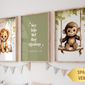 Puede incluir: Tres impresiones enmarcadas con ilustraciones de acuarela de un león, un mono y una cita en español. El león y el mono están en columpios en un entorno de selva. La cita dice "Soy hijo del Rey Altisimo 2 Corintios 6:18".