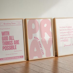 Puede incluir: Tres impresiones artísticas enmarcadas con citas inspiradoras. La primera dice "WITH GOD ALL THINGS ARE POSSIBLE" en rosa. La segunda dice "PRAY MORE WORRY LESS" en rosa. La tercera presenta un versículo bíblico en texto rosa.
