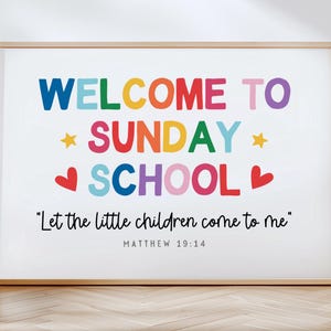 Op de afbeelding: Een ingelijste wandprint met de tekst "WELCOME TO SUNDAY SCHOOL" in veelkleurige, afgeronde letters, geaccentueerd door gele sterren en rode harten. Daaronder staat de tekst "Let the little children come to me" en "MATTHEW 19:14" in het zwart.