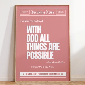 Puede incluir: Un póster rosa con un marco blanco y el texto "Breaking News" en una pancarta negra en la parte superior. El póster tiene el texto "The King has declared: WITH GOD ALL THINGS ARE POSSIBLE - Matthew 19:26 - Spread the Good News * REMAIN ALERT FOR FURTHER INFORMATION *" en texto blanco.