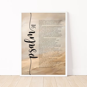 Puede incluir: Un diseño de arte de pared imprimible con el Salmo 91 de la Biblia. El texto está en negro sobre un fondo de paisaje desértico con dunas de arena en tonos beige y marrón.