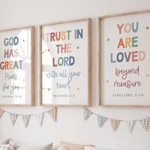 Könnte beinhalten: Drei gerahmte Wandbilder mit hellen Holzrahmen. Das erste zeigt den Text God Has Great Plans for you Jeremiah 29:11, das zweite Trust in the Lord with all your heart Proverbs 3:5 und das dritte You Are Loved beyond measure Ephesians 3:19.