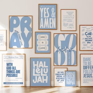 Puede incluir: Un conjunto de pared de galería de once impresiones enmarcadas con tipografía azul y blanca que presenta citas religiosas y versículos bíblicos. Los diseños incluyen frases como PRAY MORE WORRY LESS, YES AND AMEN, GOD IS GOOD y WITH GOD ALL THINGS ARE POSSIBLE.