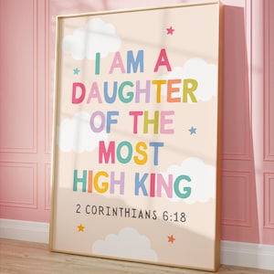 Puede incluir: Una impresión artística enmarcada con las palabras "I AM A DAUGHTER OF THE MOST HIGH KING" en letras coloridas. La impresión incluye ilustraciones de nubes y estrellas, y el versículo bíblico 2 Corintios 6:18.