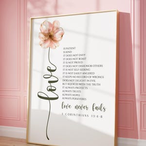 Puede incluir: Un fondo blanco con una flor rosa y el texto "el amor nunca falla" con la referencia bíblica "1 Corintios 13:4-8". El texto describe las cualidades del amor, como la paciencia, la bondad y la perseverancia.