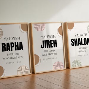 Puede incluir: Tres impresiones enmarcadas con un diseño minimalista moderno. Cada impresión presenta un esquema de color y formas abstractas diferentes. El texto en las impresiones dice "Yahweh Rapha, El Señor que sana, Éxodo 15:26", "Yahweh Jireh, El Señor proveerá, Génesis 22:14", y "Yahweh Shalom, El Señor es paz, Jueces 6:24".