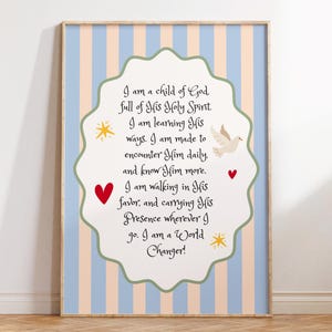 Può includere: Stampa artistica incorniciata con sfondo a righe azzurre e pesca. Il design centrale presenta una forma bianca con bordi smerlati con testo ed elementi decorativi.