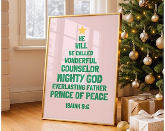Puede incluir: Un estampado enmarcado con un borde dorado, con un fondo rosa y texto verde en forma de árbol de Navidad. El texto dice "He Will Be Called Wonderful Counselor Mighty God Everlasting Father Prince of Peace Isaiah 9:6".