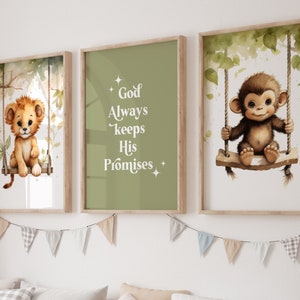 Puede incluir: Tres impresiones enmarcadas con un tema de la jungla. La impresión de la izquierda presenta un cachorro de león en un columpio. La impresión del medio tiene un fondo verde con el texto "Dios siempre cumple sus promesas". La impresión de la derecha presenta un cachorro de mono en un columpio.