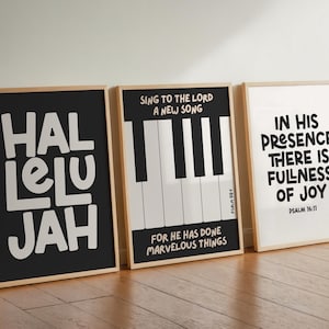 Puede incluir: Tres impresiones artísticas enmarcadas con citas inspiradoras. La primera tiene "HALLELUJAH" en blanco sobre un fondo negro. La segunda presenta un teclado de piano y el texto "Sing to the Lord a New Song". La tercera dice "In His Presence There is Fullness of Joy".