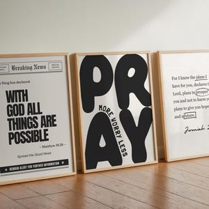 Peut inclure: Trois impressions d'art encadrées avec des citations inspirantes. L'une dit "Avec Dieu, tout est possible", une autre dit "Priez plus, inquiétez-vous moins", et la troisième présente un verset biblique. Les cadres sont marron clair.