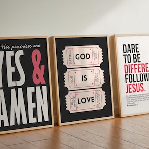 Puede incluir: Tres impresiones artísticas enmarcadas con citas religiosas. La primera dice "All His promises are YES & AMEN" sobre un fondo negro. La segunda presenta gráficos de boletos con "GOD IS LOVE". La tercera dice "DARE TO BE DIFFERENT. FOLLOW JESUS."