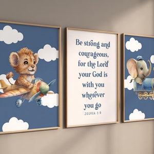 Puede incluir: Tres impresiones enmarcadas con fondo azul y nubes blancas. La impresión de la izquierda presenta un cachorro de león volando un avión. La impresión del medio tiene una cita de texto azul y blanco: "Sé fuerte y valiente, porque el Señor tu Dios está contigo dondequiera que vayas. Josué 1:9". La impresión de la derecha presenta un cachorro de elefante montando un tren.