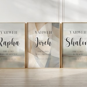 Puede incluir: Tres impresiones enmarcadas con fondos de acuarela abstractos y texto negro. El texto dice "Yahweh Rapha El Señor Que Sana Usted Éxodo 15:26", "Yahweh Jireh El Señor Proveerá Génesis 22:14", y "Yahweh Shalom El Señor Es Paz Jueces 6:24".