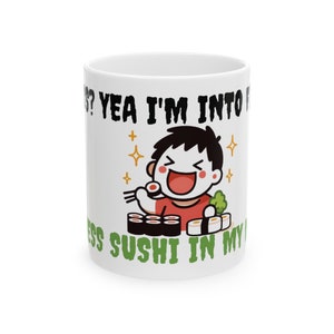 Puede incluir: Taza de cerámica blanca con una ilustración de dibujos animados de una persona comiendo sushi. El texto en la taza dice "You like sushi? Yea I'm into that. I guess sushi in my veins."
