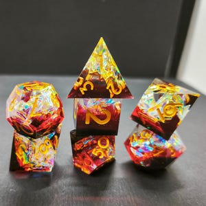 Heartflame Halls Würfelset - Rote Polyedrische Würfel mit Geschenk & Box nach Wahl, für DnD, TTRPG, Fantasy Würfel für Dungeons und Dragons