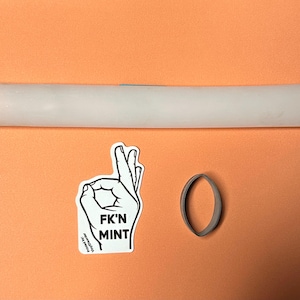 Funda de silicona de 21 mm y 8” con accesorios para colgar o extender.