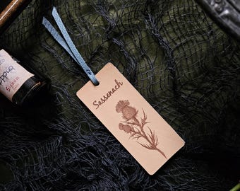 Marcapáginas de cuero grabado «Sassenach» con cardo. Regalo inspirado en Outlander para amantes de la lectura.