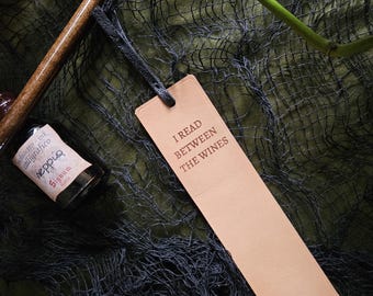 Marcapáginas de cuero grabado: «Leo entre vinos» / Regalo divertido para amantes del vino y clubes de lectura