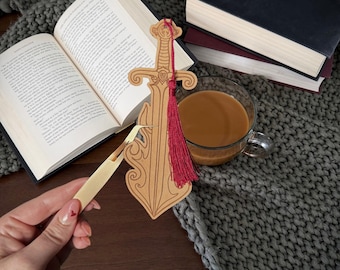 Marcador de cuero con forma de espada y fuego / Cuero de plena flor / Regalo para lectores de Romantasy