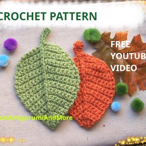 Könnte beinhalten: Ein grünes und orangefarbenes Häkelblattmuster mit dem Text "CROCHET PATTERN" und "FREE YOUTUBE VIDEO". Das Bild enthält auch bunte Pompons und dekorative Herbstblätter. Der Text "BestAmigurumiAndMore" ist ebenfalls sichtbar.