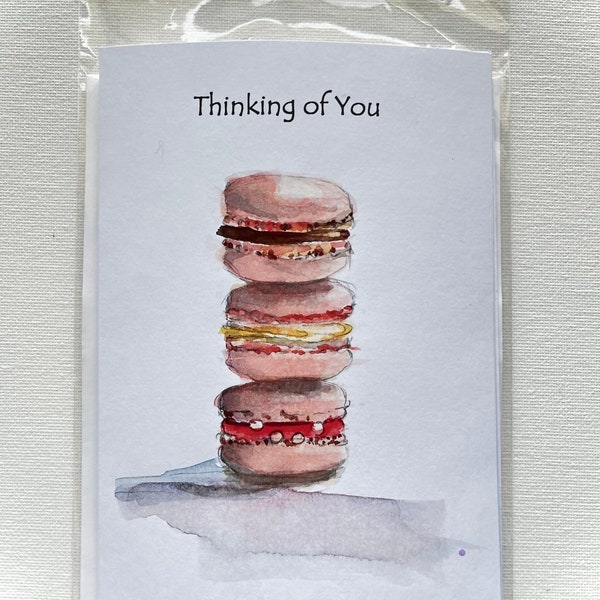 Je pense à vous - carte de voeux faite main de 20 x 15 cm, aquarelle représentant trois macarons envoyant des mots doux à un ami spécial