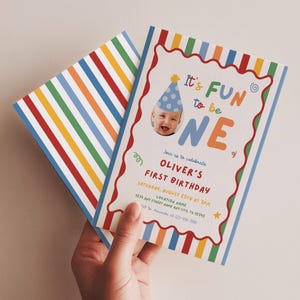 1歳の誕生日の招待状（Fun to Be One）、1歳の誕生日の招待状（One is Fun Party Hat）、カラフルな男の子の1歳の誕生日の招待状（男の子の1歳の誕生日の招待状）、カスタムフォトの1歳の誕生日の招待状（男の子の1歳の誕生日の招待状）