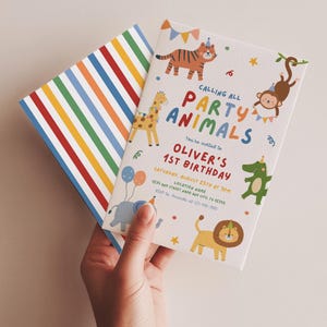 Puede incluir: Una tarjeta de invitación de cumpleaños rectangular con ilustraciones coloridas de un tigre, mono, jirafa, cocodrilo y león con gorros de fiesta. El texto dice CALLING ALL PARTY ANIMALS, OLIVER'S 1ST BIRTHDAY e incluye detalles.