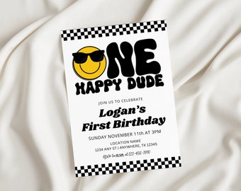 Może przedstawiać: Czarno-białe zaproszenie na urodziny z uśmiechniętą buzią w okularach przeciwsłonecznych i tekstem "ONE HAPPY DUDE". Zaproszenie jest na pierwsze urodziny Logana i zawiera datę, godzinę i miejsce.