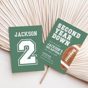Puede incluir: Invitación de cumpleaños de temática de fútbol americano en verde y blanco con el texto "Second Year Down" y "Jackson's 2nd Birthday".