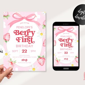 Puede incluir: Invitaci&oacute;n de cumplea&ntilde;os imprimible rosa y blanca con un dise&ntilde;o de fresas y margaritas. La invitaci&oacute;n dice "Join us for Penelope's Berry First Birthday, Sept 22, 3PM".