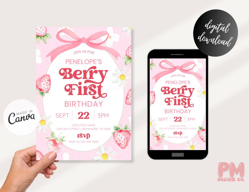 Puede incluir: Invitaci&oacute;n de cumplea&ntilde;os imprimible rosa y blanca con un dise&ntilde;o de fresas y margaritas. La invitaci&oacute;n dice "Join us for Penelope's Berry First Birthday, Sept 22, 3PM".