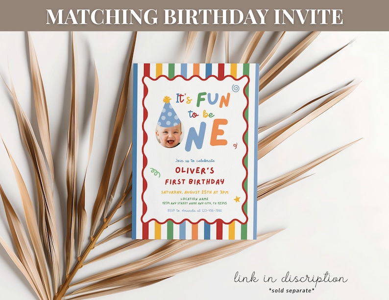 K&ouml;nnte beinhalten: Eine farbenfrohe Geburtstagseinladung mit dem Text "It's FUN to be ONE". Die Einladung zeigt ein Foto eines Babys mit Partyhut und enth&auml;lt Details f&uuml;r Olivers ersten Geburtstag. Das Design umfasst einen gestreiften Rand und dekorative Elemente.