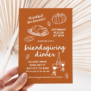 Puede incluir: Una tarjeta de invitación naranja con texto blanco e ilustraciones. El texto dice "thankful for friends!" "Saturday 11.23.24 at 3PM" "Please join us for a friendsgiving dinner" "Allison's House 12345 Any St Any City, TX 12345 RSVP Allison at 123-456-1840" "Please bring your favourite wine to share!" Las ilustraciones incluyen un pavo, una calabaza, copas de vino y botellas de vino.