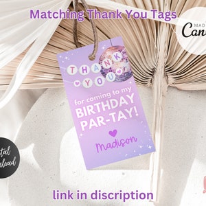 Może przedstawiać: Fioletowo-r&oacute;żowa etykieta z podziękowaniem z grafiką dyskotekowej kuli i tekstem "Thank You for coming to my Birthday Par-tay! Madison".