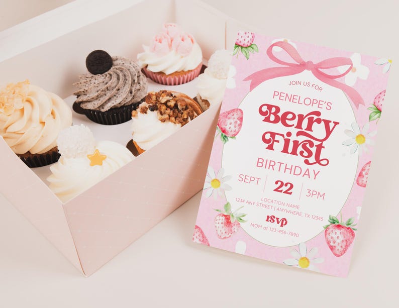 Puede incluir: Una invitaci&oacute;n de cumplea&ntilde;os rosa con un dise&ntilde;o de fresas y margaritas. La invitaci&oacute;n dice "Join us for Penelope's Berry First Birthday, Sept 22, 3PM".