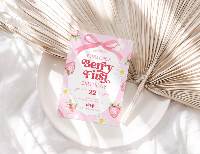 Puede incluir: Invitaci&oacute;n de cumplea&ntilde;os rosa con un dise&ntilde;o de fresa acuarela. La invitaci&oacute;n dice "Join us for Penelope's Berry First Birthday, Sept 22, 3PM".