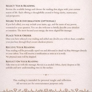 Pu&ograve; includere: Un documento informativo intitolato How It Works? con uno sfondo beige chiaro e illustrazioni decorative di candele e cuori in alto e in basso. Il testo descrive cinque passaggi per un servizio di lettura, tra cui selezione, condivisione di informazioni, ordine, consegna tramite Etsy Messages e riflessione.