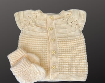 Handgestrickte Baby Strickjacke und Schühchen