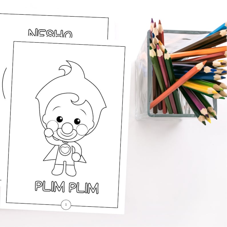 Puede incluir: Una p&aacute;gina para colorear en blanco y negro con un personaje de dibujos animados con cabello rojo, una nariz roja y un coraz&oacute;n rojo en el pecho. El personaje lleva una capa y levanta las manos en pose de superh&eacute;roe. El texto "PLIM PLIM" est&aacute; escrito debajo del personaje. El texto "NESHO" est&aacute; escrito en la parte superior de la p&aacute;gina.